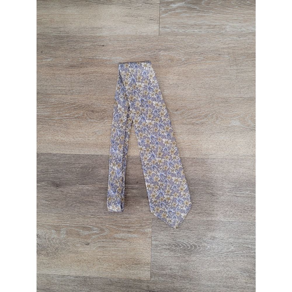 Ties to Nature tie‎
